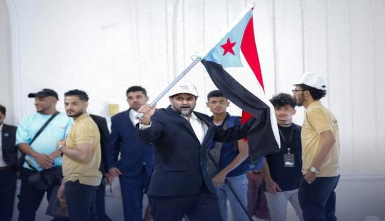 أبو همام اليافعي يرفع علم الجنوب في افتتاح المعرض الوطني الأول للبن 