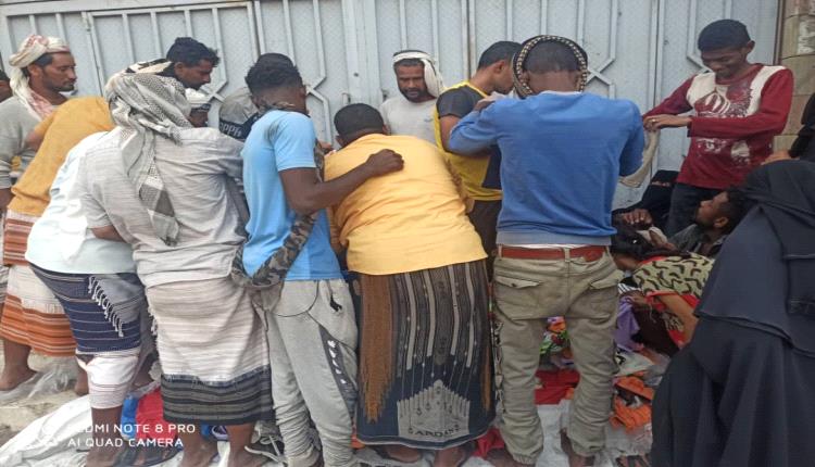 بالصور.. بسبب الغلاء وارتفاع الأسعار مواطنون يتدافعون لشراء الملابس المعروضة في الأرصفة