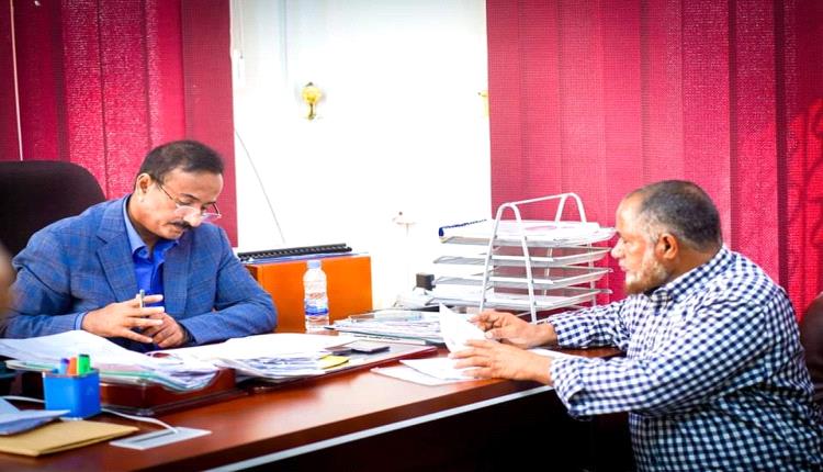 محافظ شبوة يوجه بصرف إكرامية لأسر الشهداء بحلول شهر رمضان