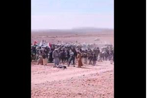 بدم بارد.. قيادي حوثي يقتل طفل أمام الحشود باسم فلسطين (فيديو مروع)