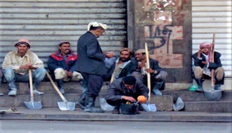 في ذكرى عيد العمال.. الحوثي ينهب أموال الشعب 
