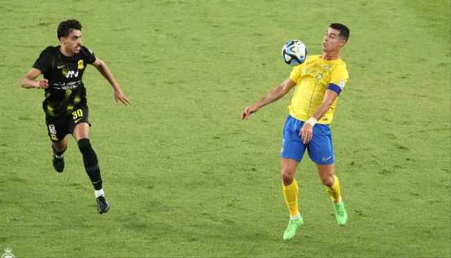 الاتحاد يخسر أمام النصر برباعية ويفشل في التأهل لأبطال آسيا.