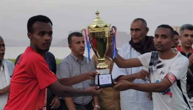 كفاح ميفعة يهدي شباب الحوطة كأس اربعينية الفقيد علي ابوداحس بعد خروجهم حبايب ضمن تصفيات الدرجة الثالثة 