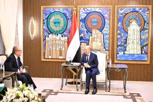 لقاء يمني مصري يقف أمام تداعيات الهجمات الحوثية على المنشآت النفطية والتجارة الدولية 