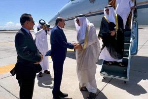 وزير خارجية دولة خليجية يصل العاصمة عدن