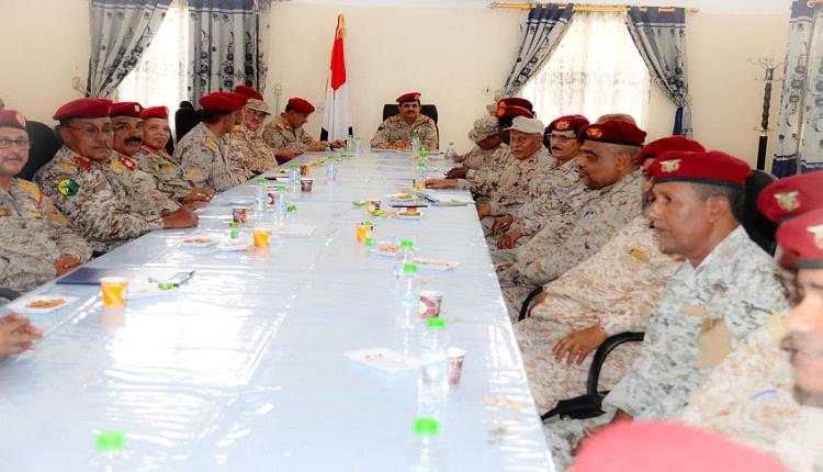 وزير الدفاع يستمع الى تقارير اللجان الميدانية ويتمن البطولات في جبهات العزة والكرامة