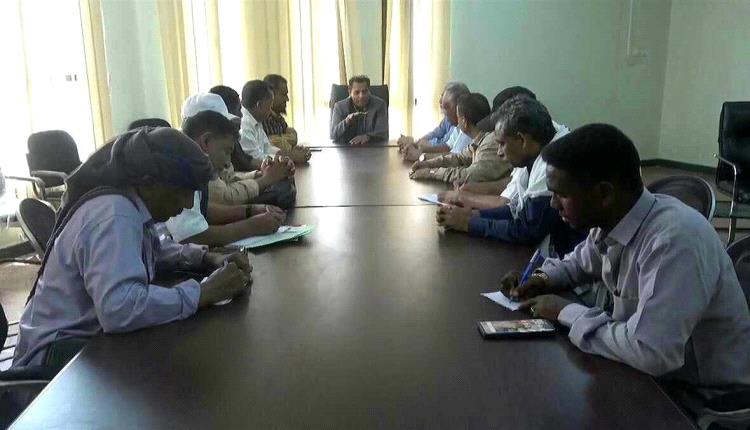 محافظ أبين يوجه بدعم مبادرة تعشيب ملعب البيتي بمبلغ مائتي الف ريال سعودي