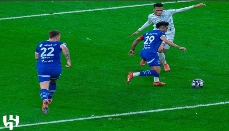 الشباب يعطل الهلال ويمنح الاتحاد هدية ثمينة