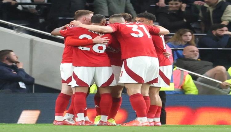 نوتنجهام يتشبث بحلمه على أنقاض توتنهام