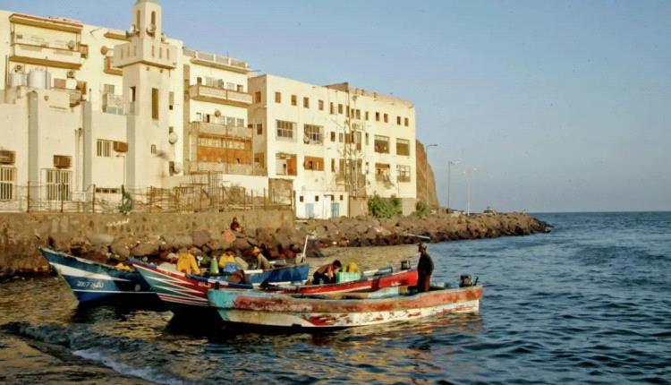 غرق قارب مهاجرين أفارقة قبالة سواحل اليمن.. مقتل 7 وفقدان العشرات
