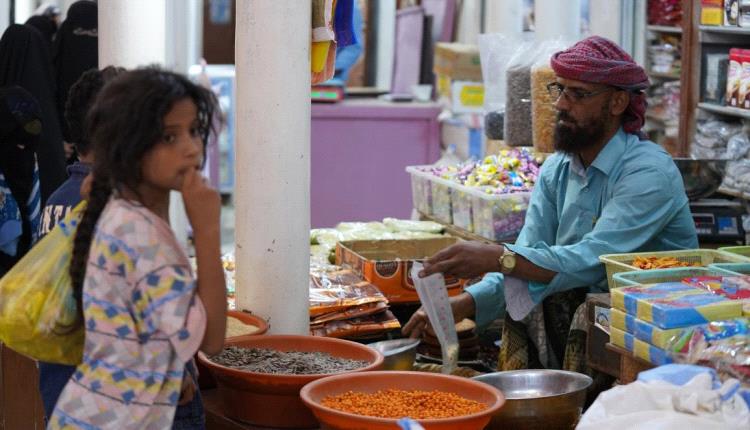 رواتب الموظفين تضعف مع تحسن الريال.. استراتيجيات حكومية مطلوبة للتعامل مع الأزمة