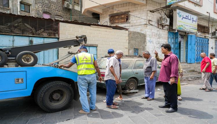 بدء حملة لرفع السيارات المتهالكة من شوارع مديرية صيرة بعدن