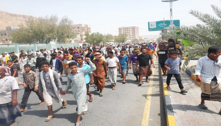 سيئون ..مسيرات سلمية تطالب بسقوط شرعية الفساد