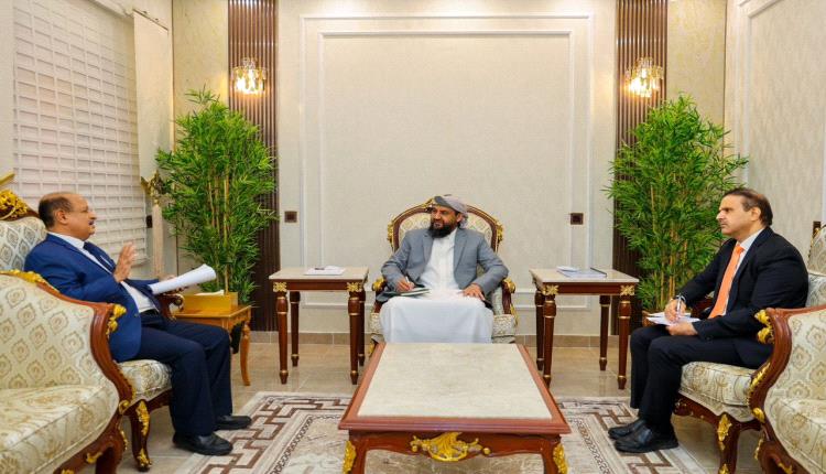 المحرّمي يوجّه بتطوير العمل الضريبي والتحول إلى نظام إلكتروني شامل