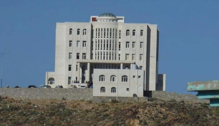 قضاة يمنيون يضربون إثر اعتداء عسكري على مجمع للمحاكم
