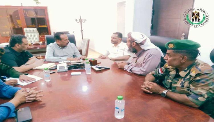 الحزام الأمني وصندوق صيانة الطرق يبحثان لإنقاذ طرق عسكرية في عدن