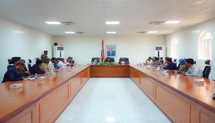 محافظ شبوة يصدر توجيهات حازمة لضبط الإيرادات ويتوعد المقصرين