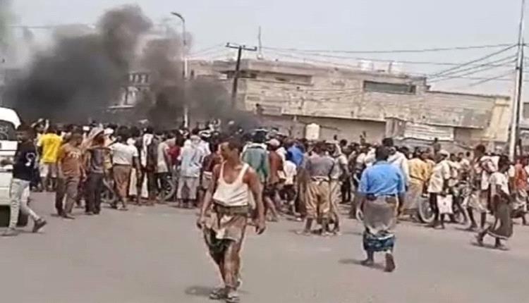 الحوثيون يخنقون سكان الحديدة بضغوط اقتصادية وإجراءات أمنية
