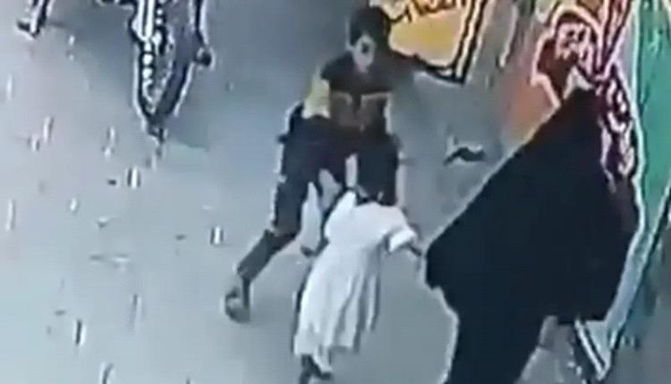 في وضح النهار.. شاهد طفل ينقذ شقيقته من محاولة اختطاف باليمن
