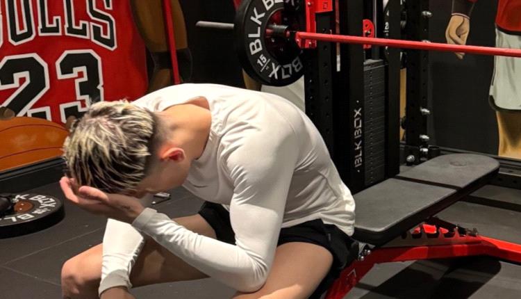 بسبب سيجارة إلكترونية.. صورة لنجم مانشستر يونايتد تثير جدلا واسعا