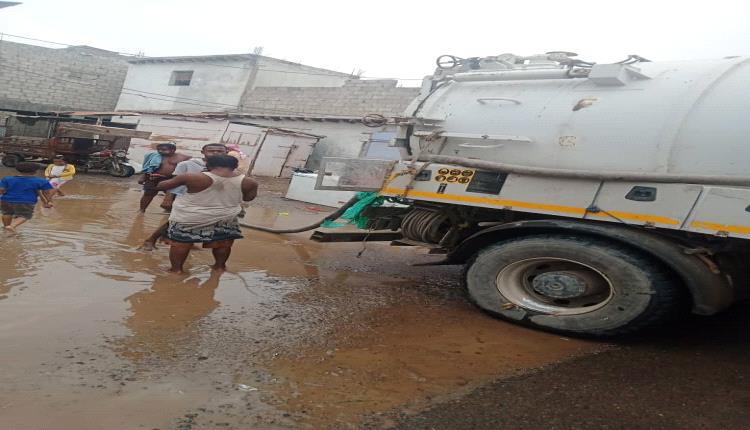 فرق مؤسسة المياه تواصل أعمال شفط مياه الأمطار في البريقة بعدن