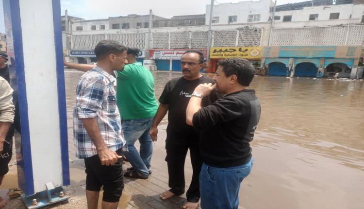 الزهري يتابع أعمال شفط مياه الأمطار في عدد من المواقع والشوارع بخورمكسر 