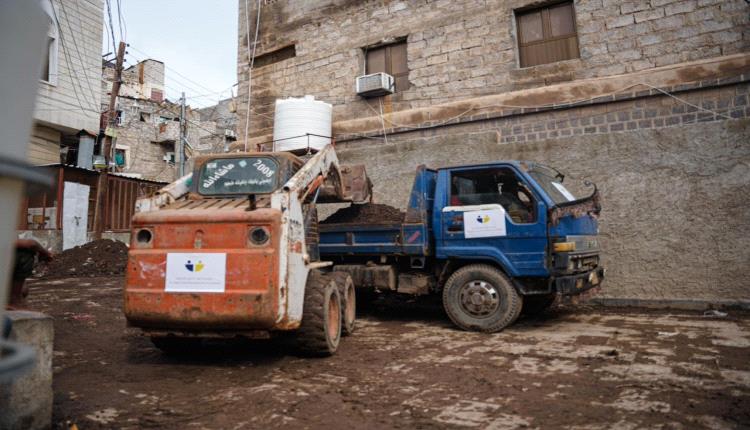 مؤسسة أولاد الصغير تتدخل للإسهام في رفع مخلفات الأمطار بعدن