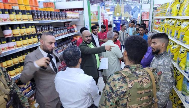 عدن.. إغلاق مخازن تجار وأسواق لمخالفة التسعيرة