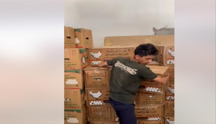 فيديو / مأمور الشيخ عثمان يضبط تاجرًا مخالفًا ويُلزمه ببيع البيض بالسعر الرسمي