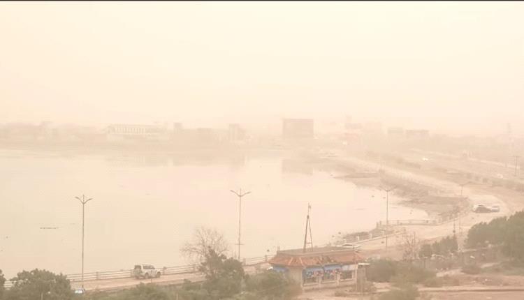 موجة غبار كثيف في العاصمة عدن قادمة من لحج