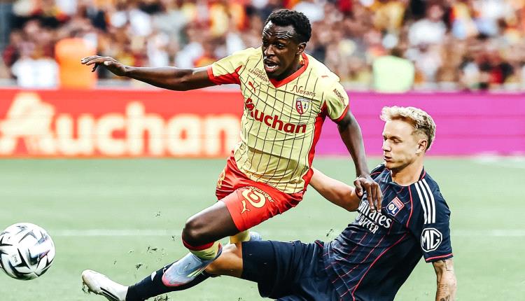 سعود عبدالحميد يصنع فوزاً ثلاثياً مثيراً مع لانس الفرنسي