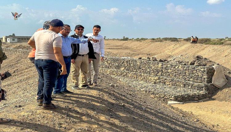 فريق وزارة الزراعة والري يقف على أعمال مشروع حماية أراضي المزارعين بلحج