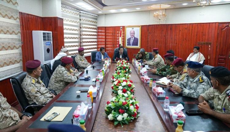 محافظ المهرة يوجه الوحدات العسكرية والأمنية برفع الجاهزية لحفظ الأمن والاستقرار