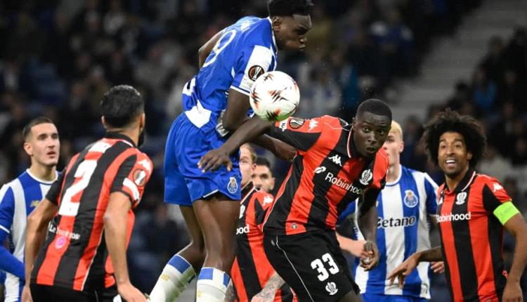 لكمات وبصق.. جمهور نيس يعتدي على لاعبيه