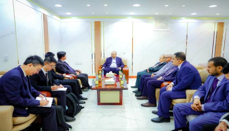 الرئيس الزُبيدي يجري مباحثات في عدن مع القائم بأعمال السفير الصيني