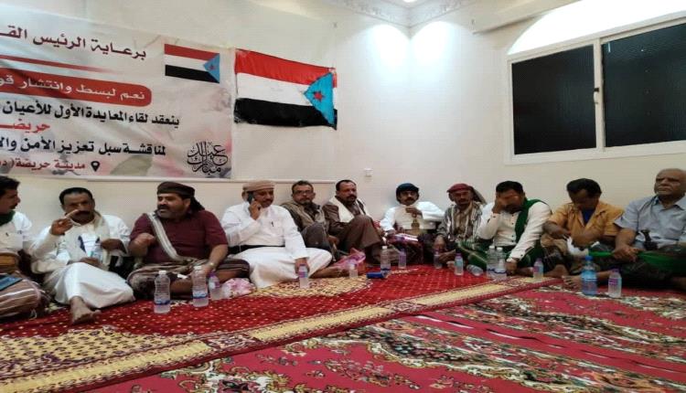 المحافظ يثير استياءً واسعاً باجتماع انتقائي مع اللجنة الخاصة السعودية