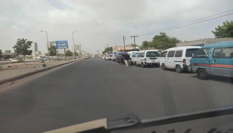 إزدحام المواطنين وباصات الأجرة الصغيرة للحصول على مادة الغاز بلحج