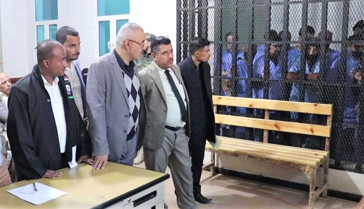 الحوثيون يبدأون محاكمة موظفي السفارة الأمريكية بتهمة "التخابر"
