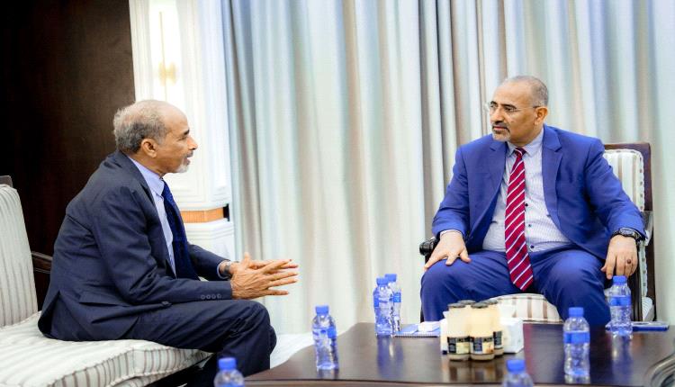 الرئيس الزُبيدي يستقبل وزير الدفاع الأسبق الصبيحي ويوجه بتعزيز التنسيق الأمني والعسكري في الجنوب