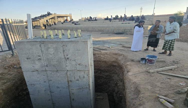 مدير مكتب الشباب بشبوة يتفقد أعمال إنارة ملعب الفقيد ناصر الخليفي 