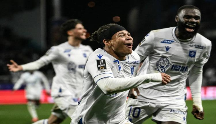 أوكسير يودع قاع ترتيب الدوري الفرنسي بثلاثية في ميتز