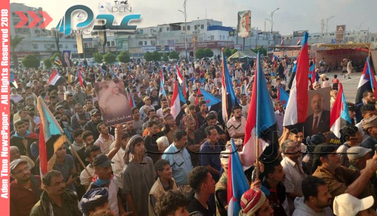 عاجل / حشود بالآلاف تملأ ساحة العروض في الاعتصام المطالب باستعادة دولة الجنوب (صور) 