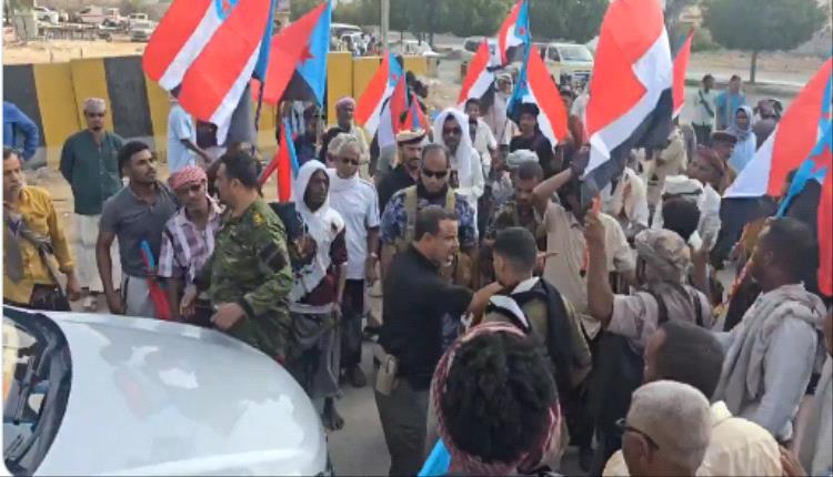 عاجل / احتجاجات غاضبة تهزّ المكلا وتطالب بـ "تغيير المحافظ" (فيديو)