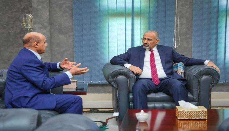 الرئيس الزُبيدي يؤكد على أهمية تعزيز دور البنك المركزي واستمرار الإصلاحات الإدارية والمالية فيه