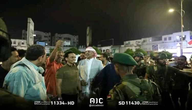 الرئيس الزُبيدي يزور ساحة الاعتصام وسط ترحيب وهتافات : الاستقلال مطلبنا والانتقالي يمثلنا