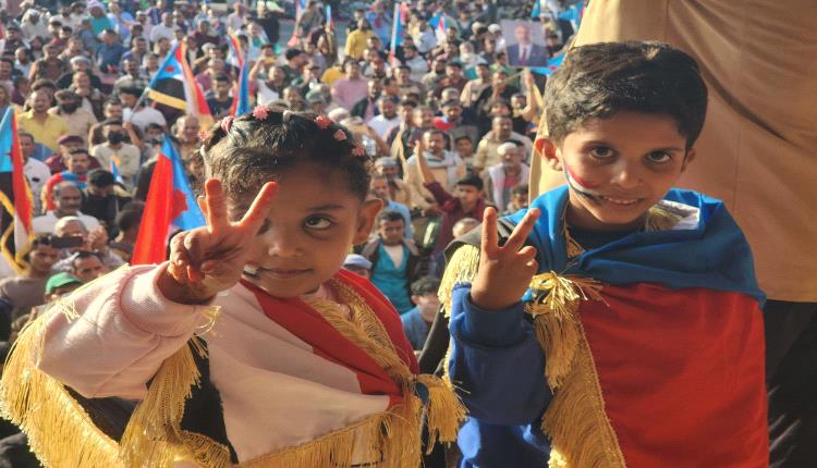 لليوم الرابع.. آلاف يحتشدون في ساحة الاعتصام بعدن للمطالبة بإعلان دولة الجنوب (صور)