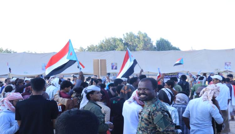 مئات المتظاهرين  يحتشدون في المهرة مطالبين بـ"الاستقلال"يدعمون المجلس الانتقالي