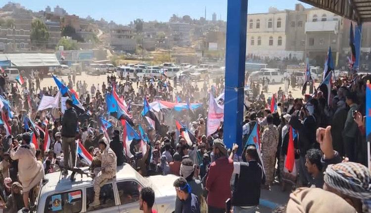 آلاف المواطنين يتظاهرون في يافع لبعوس مؤيدة لإجراءات المجلس الانتقالي 