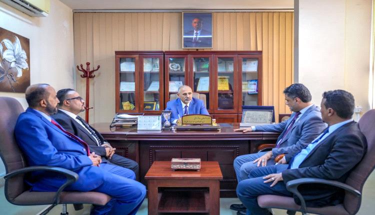 دلالات ورسائل زيارة الرئيس الزُبيدي الى وزارة الاعلام