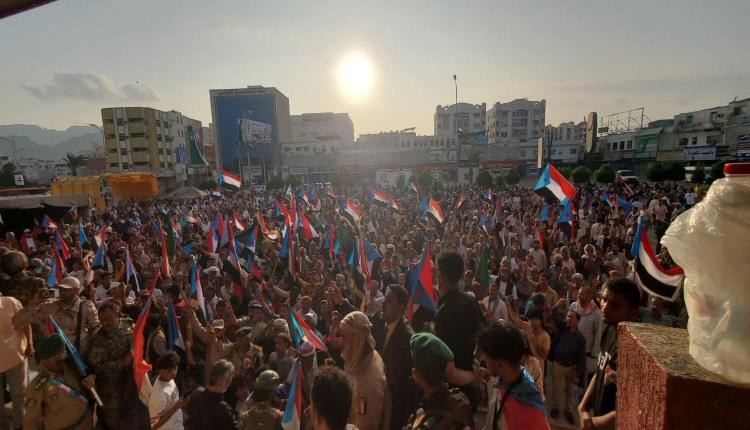 صور - آلاف الجنوبيين يحتشدون في ساحة الاعتصام بعدن لليوم السابع للمطالبة بإعلان دولة الجنوب